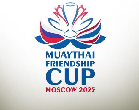 Логотип Muaythai Friendship Cup Moscow 2025 с изображением кубка в центре и стилизованными элементами национальных флагов. Указан год и место проведения турнира
