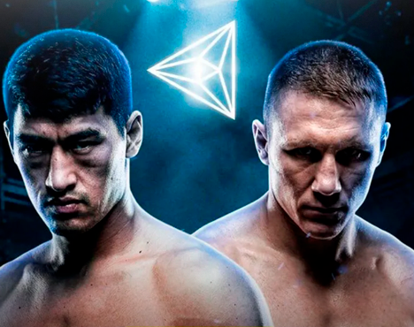 Два мужчины с серьезными выражениями лиц на темном фоне с голубым освещением. Между ними светится абстрактная геометрическая фигура в виде треугольника