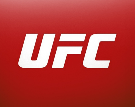 Логотип UFC на фоне красного градиента. Белые крупные буквы контрастируют с насыщенным красным фоном, создавая четкий и узнаваемый дизайн. UFC — известная организация смешанных единоборств